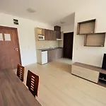 Menada Zornitsa ساني بيتش